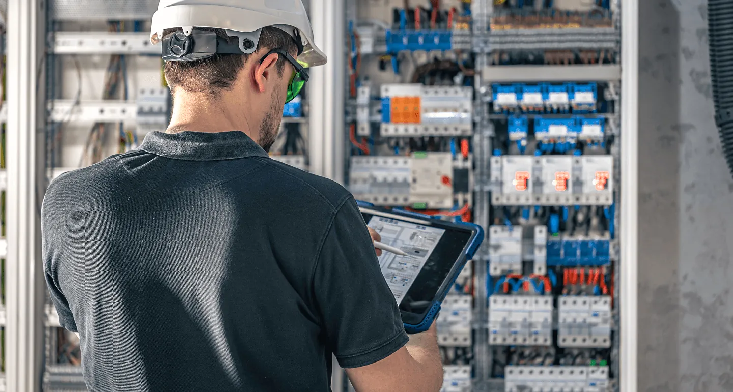 Engenheiro analisando instalação elétrica